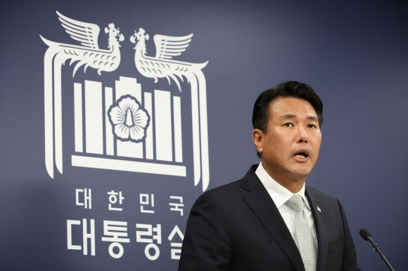 Kim Tae-hyo, first deputy director of the National Security Office, gives a briefing at the presidential office in Seoul on Wednesday regarding President Yoon Suk Yeol’s upcoming trip the US, the UK, France and the Netherlands. (Yonhap)
