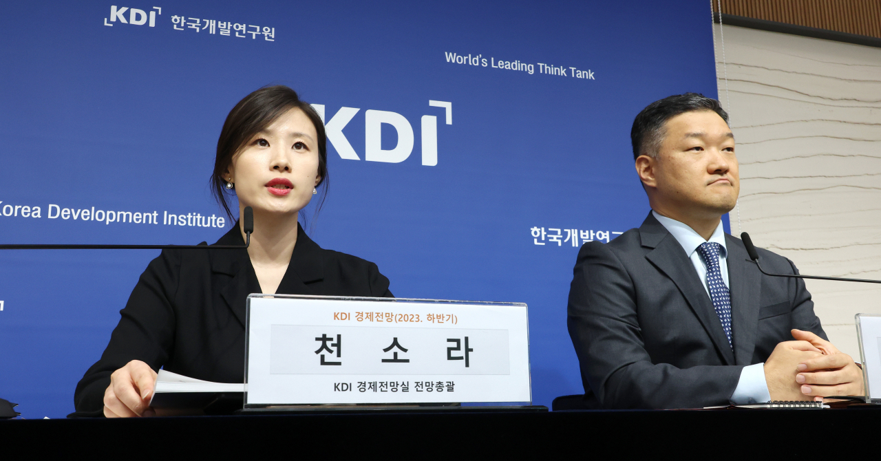 Jung Kyu-chul (right), director of the office of macroeconomic analysis and forecasting at the KDI, and Chon So-ra, associate fellow, speak at a press briefing held at the Governmental Complex in Sejong, Thursday. (Yonhap)