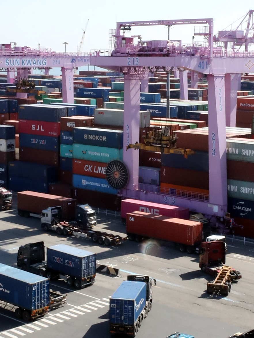 Containers wait for shipping at Incheon Port, the nation's gateway for seaborne trade, in October (Newsis)