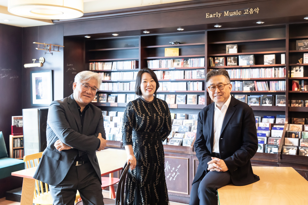 (From left) Bass singer Youn Kwang-chul, pianist Shin Min-jung and Pungwoldang CEO Park Jong-ho pose for photos at Pungwoldang in Apgujeong-dong in Seoul on Nov. 3.