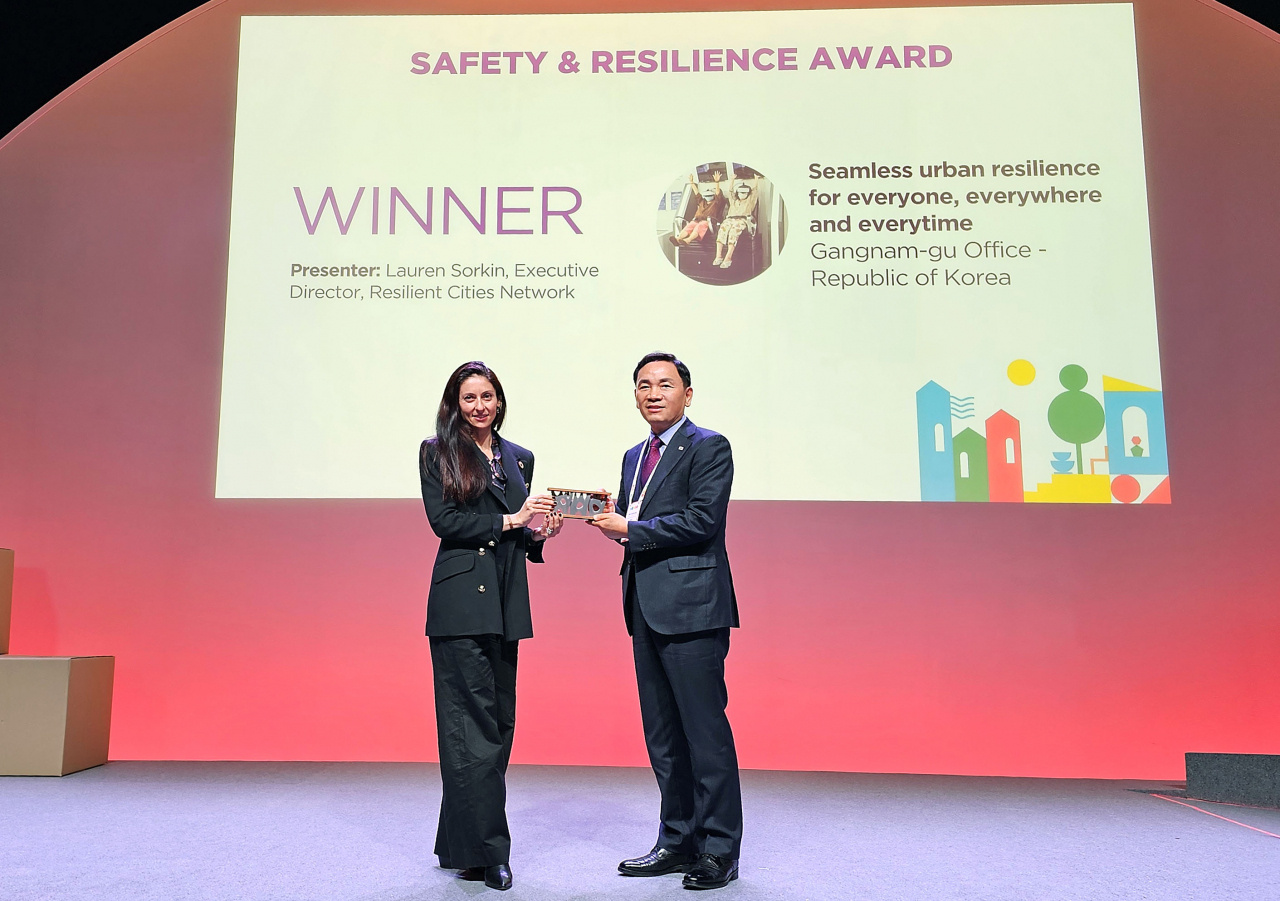 Gangnam-gu head Cho Sung-myung (right) receives the safety and resilience award at the Smart City Expo World Congress’ World Smart City Awards in Barcelona, Spain, Wednesday. (Gangnam-gu Office)