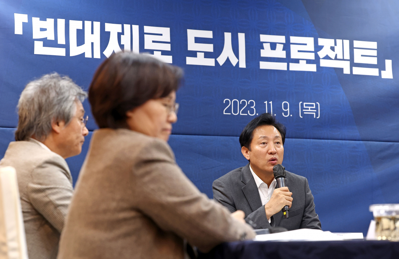 Seoul Mayor Oh Se-hoon delivers his opening remarks at the Seoul Metropolitan Government's talks with health and infectious diseases experts on countering bedbugs in Seoul, at Seoul City Hall on Thursday. (Yonhap)