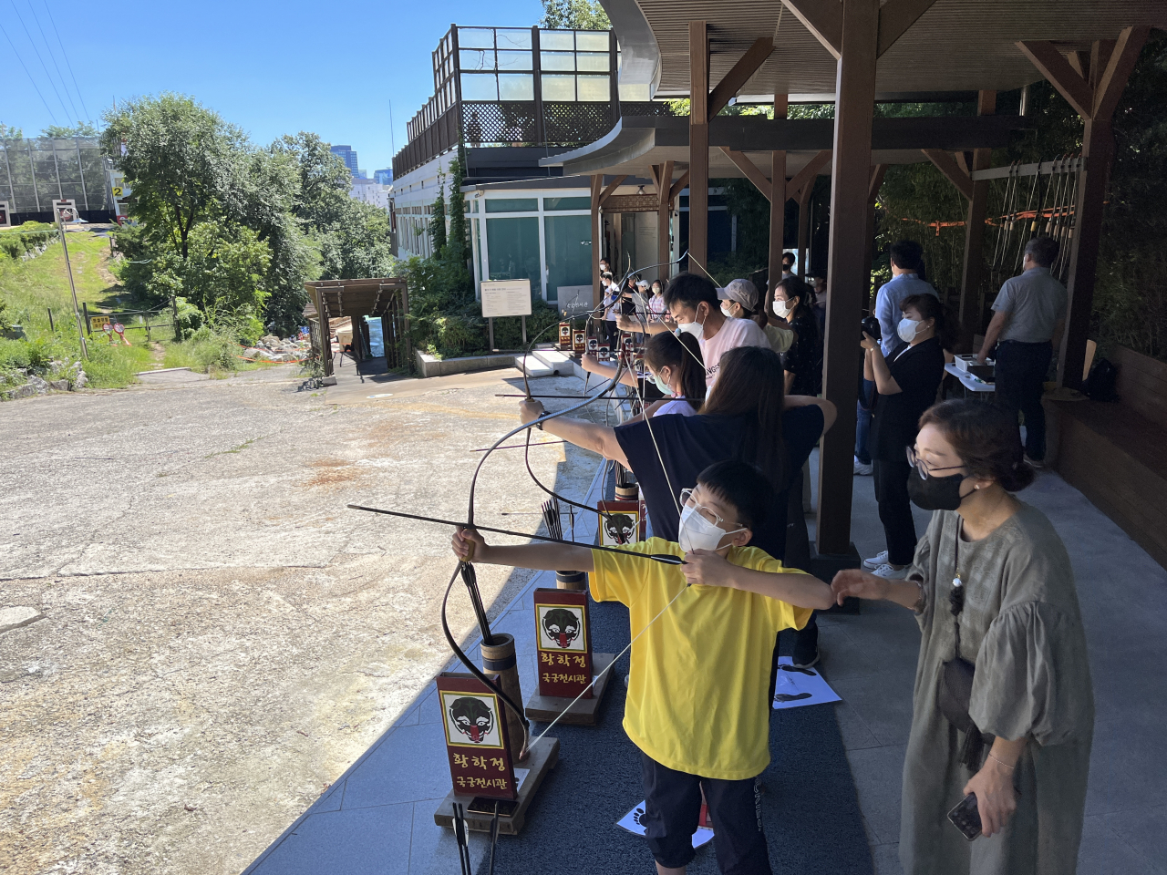 Visitors try out Korean traditional archery at Hwanghakjeong, Jongno-gu, Seoul. (Jongno Foundation for Arts & Culture)