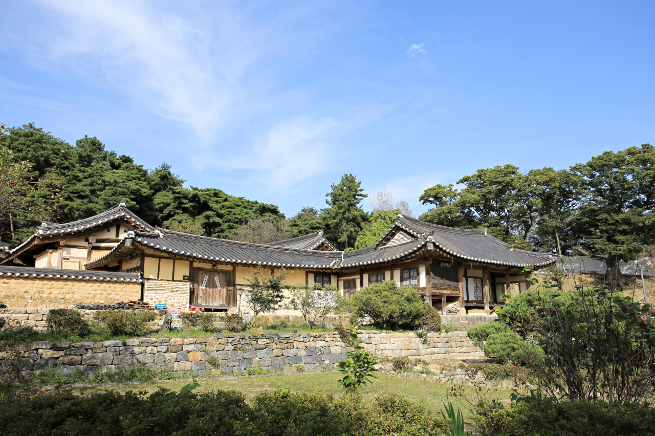 Myeongjae Gotaek, residence of Joseon scholar and educator Yunjeong (1629–1714) in Nonsan, South Chungcheong Province (KTO)