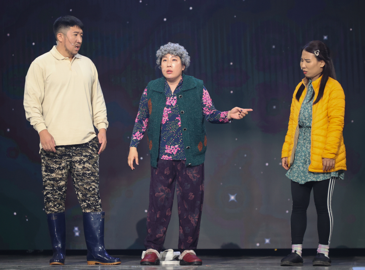 (From left) Comedians Park Hyeong-min, Kim Yeong-hee and Kim Ji-yeong perform scenes from 