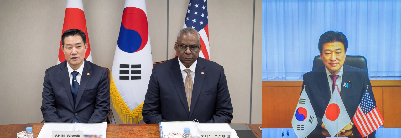 South Korea's new Defense Minister Shin Won-sik (left) and US Defense Secretary Lloyd Austin (center) convene at the headquarters of the Defense Ministry in Seoul for a trilateral defense ministerial meeting with Japan on Sunday. Japan's Defense Minister Minoru Kihara virtually participates in the meeting. (Ministry of National Defense)