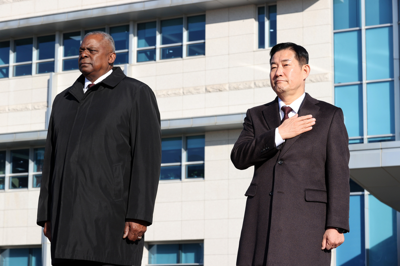 South Korean Defense Minister Shin Won-sik (right) and US Secretary of Defense Lloyd Austin attend a ceremony ahead of the Security Consultative Meeting at the defense ministry's headquarters in central Seoul on Monday. (Yonhap)