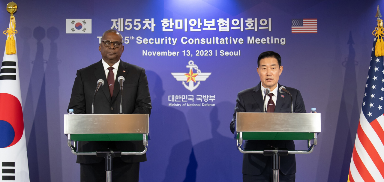 South Korean Defense Minister Shin Won-sik (right) and US Defense Secretary Lloyd Austin speak at a news conference following the 55th Security Consultative Meeting at the Ministry of National Defense in Seoul on Monday. (Defense Ministry)