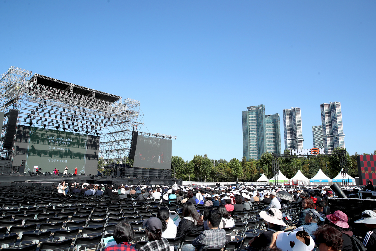 The opening ceremony for an outdoor performance venue repurposed from a ready-mix concrete plant in Seongsu-dong, on Oct. 5 (Seongdong-gu Office)