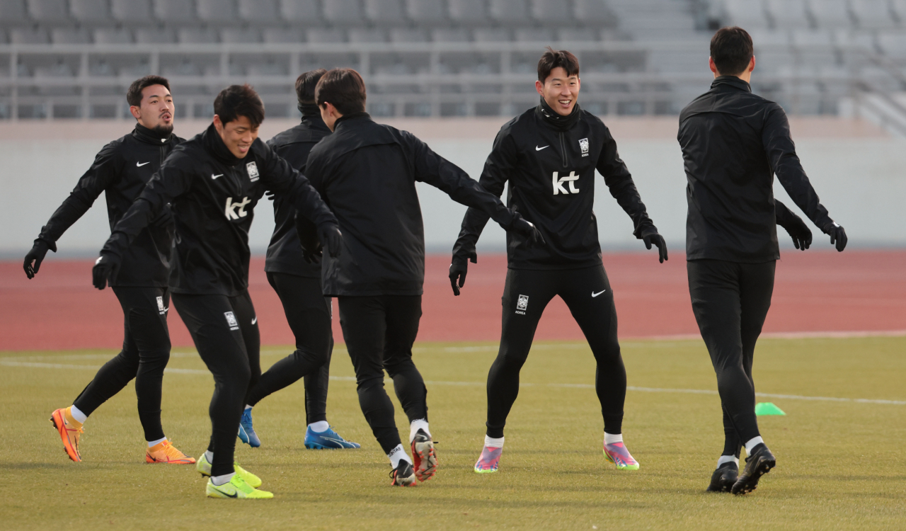Members of the South Korean men's national football team train at Mokdong Stadium in Seoul on Monday for a match against Singapore in the second round of the 2026 FIFA World Cup qualifying tournament. (Yonhap)