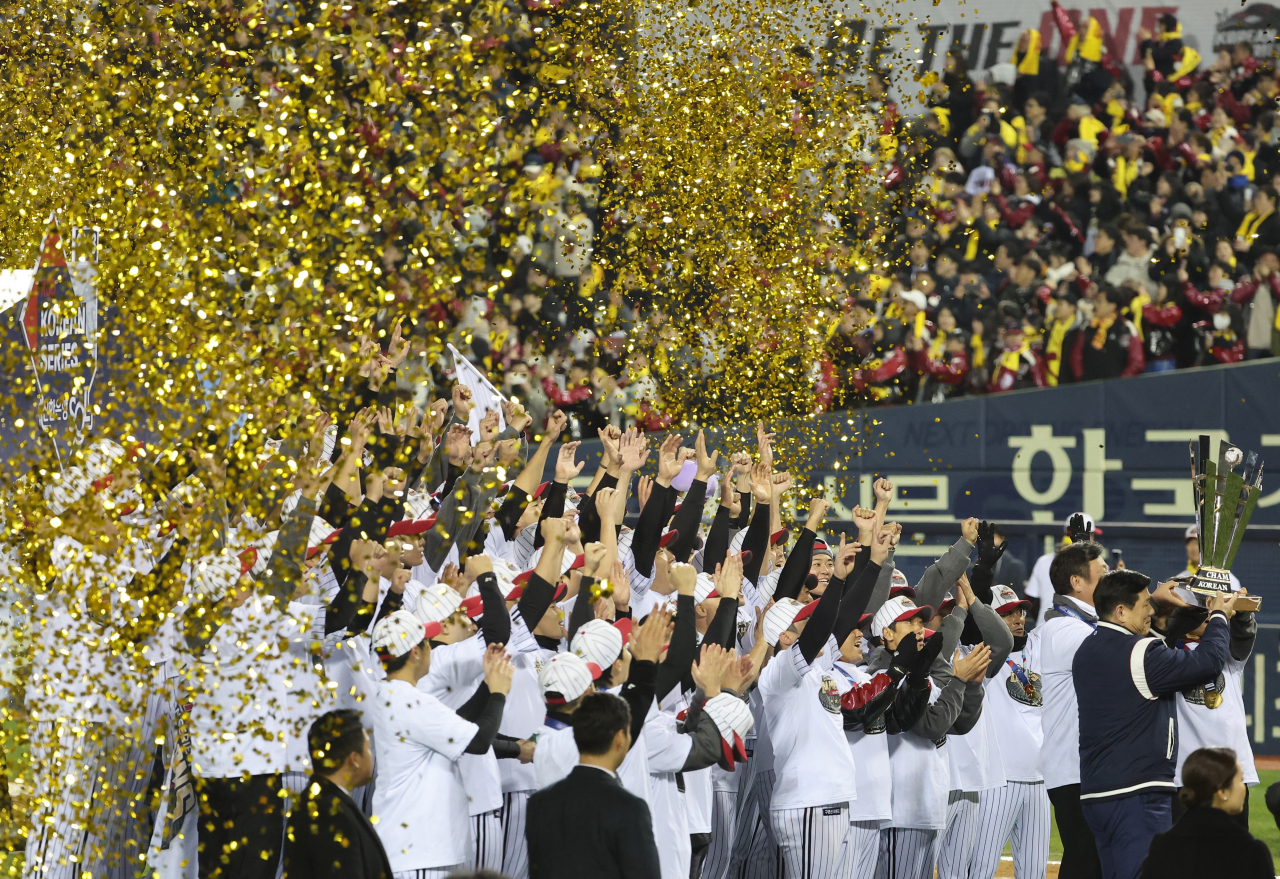 LG Twins players celebrate winning the Korean Series over the KT Wiz following their 6-2 victory in Game 5 at Jamsil Baseball Stadium in Seoul on Nov. 13, 2023. (Yonhap)