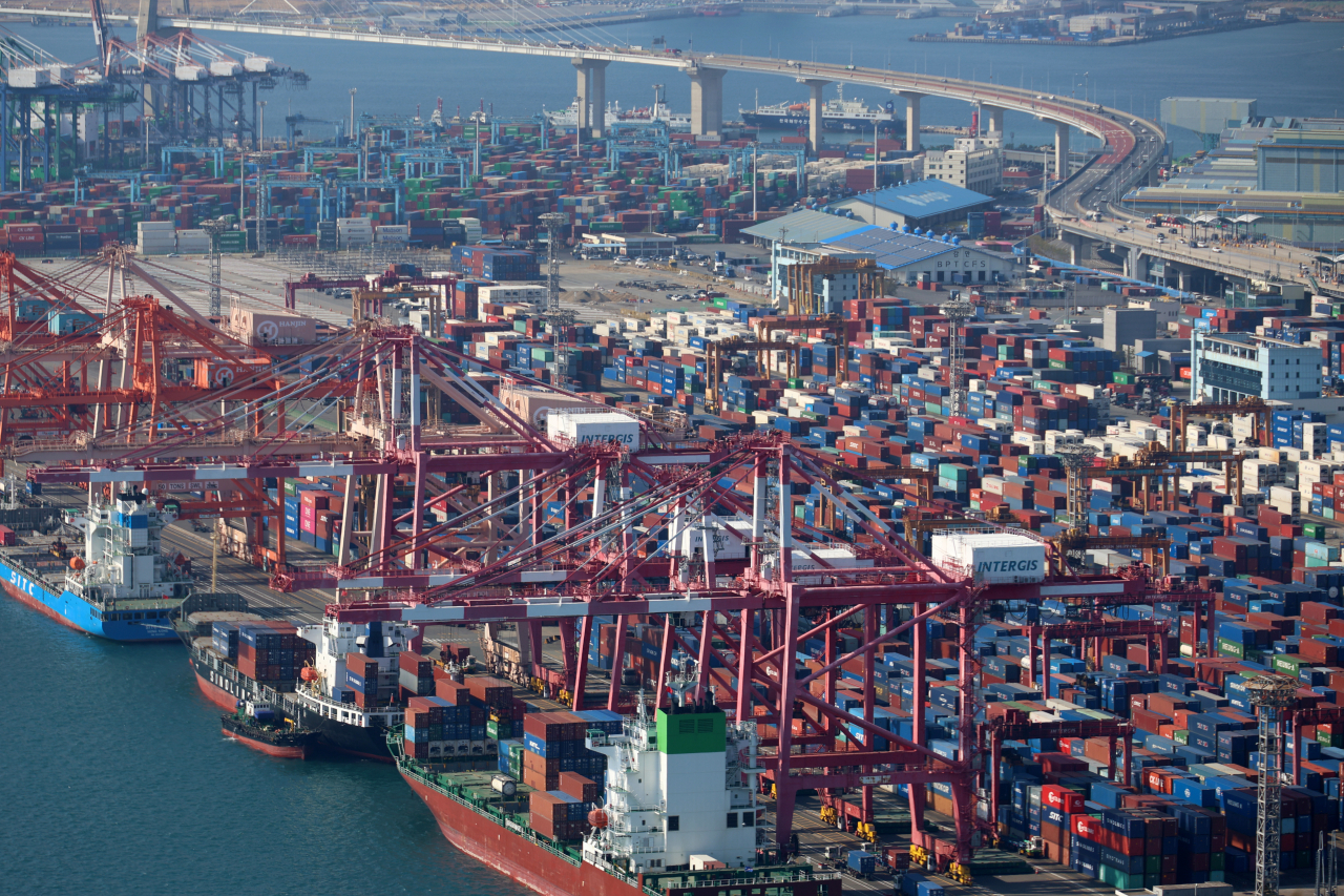 Containers are being unloaded at Sinseondae container terminal in Busan Port, Nov. 1. (Yonhap)