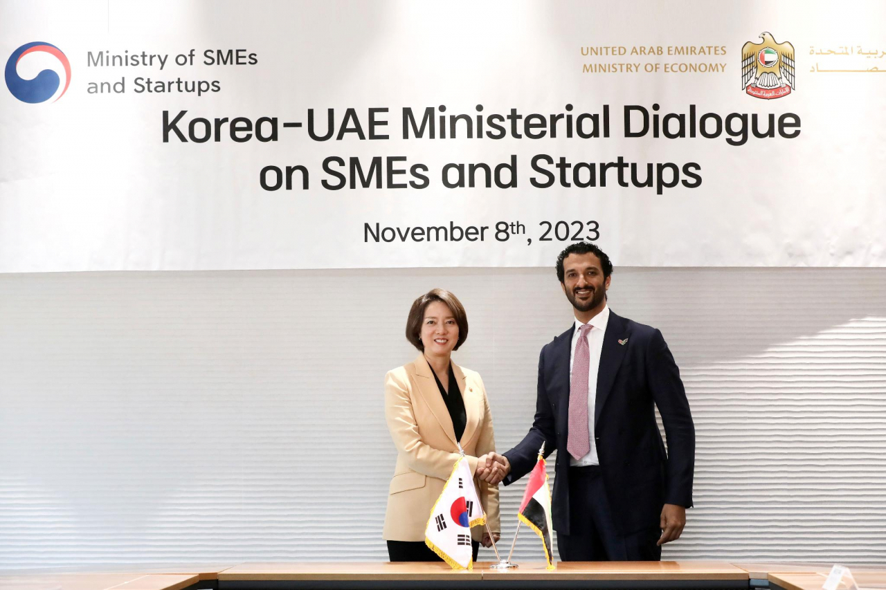 Abdulla Bin Touq Al Marri(right), Minister of Economy of the United Arab Emirates, and South Korea's Minister of SMEs and Startups Young Lee hold a bilateral meeting at the Korea International Trade Association building in Seoul on Wednesday. (Ministry of SMEs and Startups)