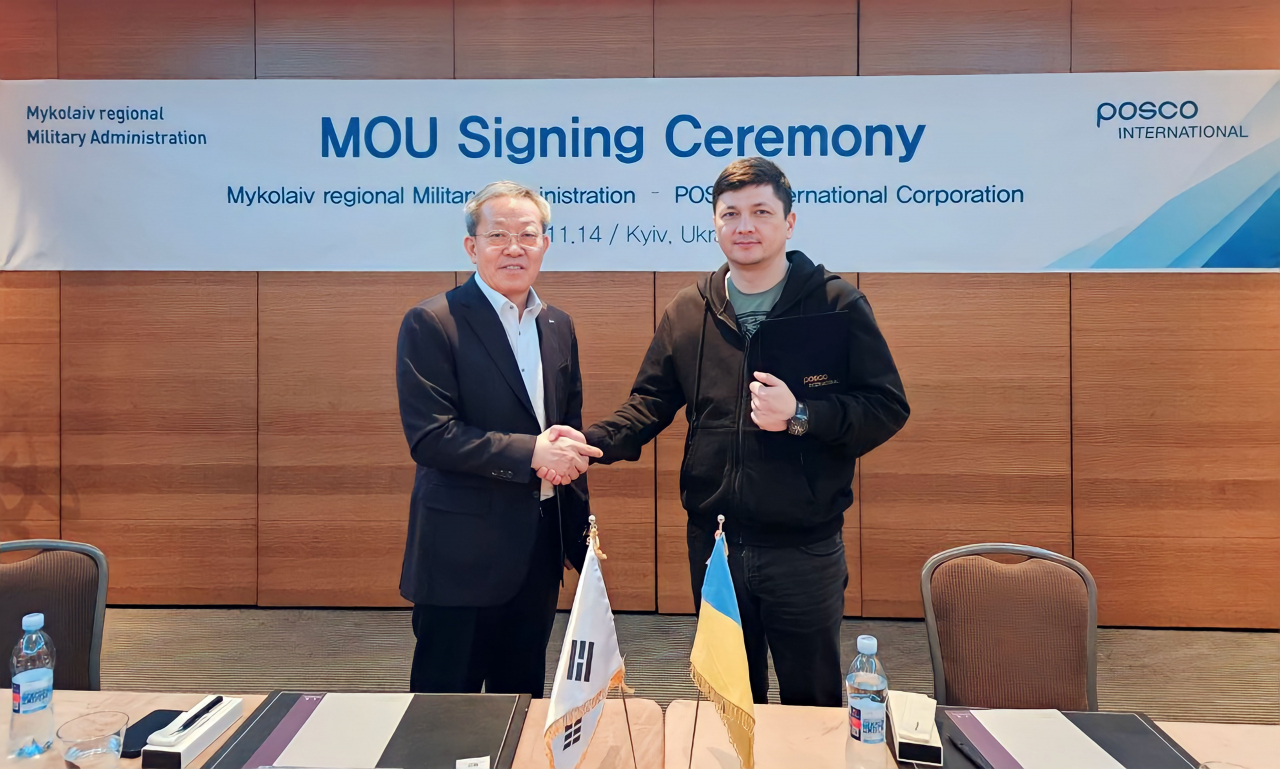 Posco International's Vice Chairman Jeong Tak (left) and Vitalii Kim, governor of Mykolaiv in Ukraine, shake hands during a signing ceremony held in Kyiv, Ukraine. (Posco International)