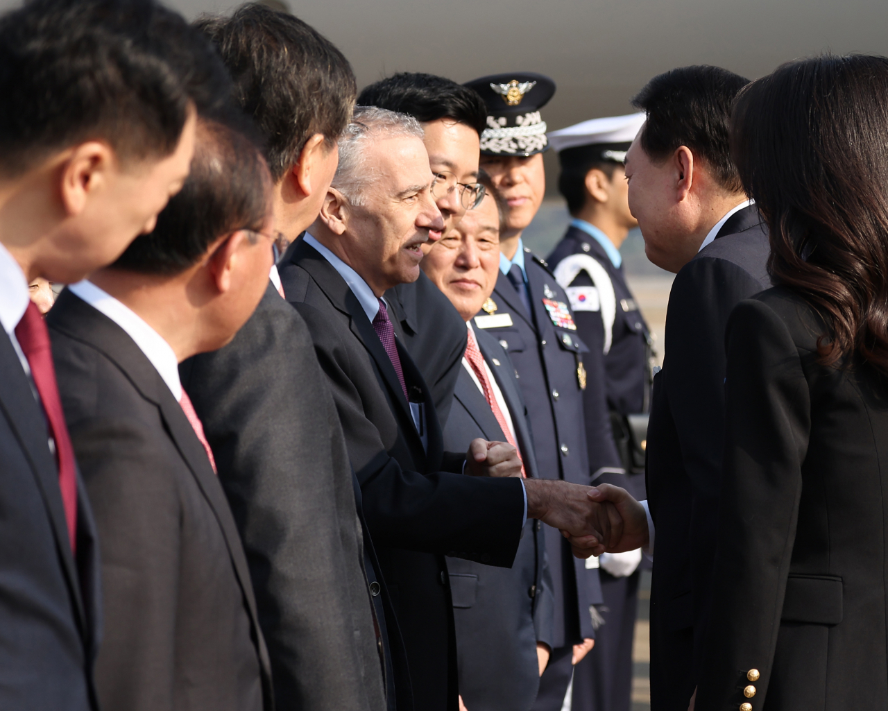 President Yoon Suk Yeol (second from right) shakes hands with US Ambassador to South Korea Philip Goldberg at Seoul Air Base in Seongnam, Gyeonggi Province, before departing for San Francisco on Wednesday to attend the Asia-Pacific Economic Cooperation summit. (Yonhap)