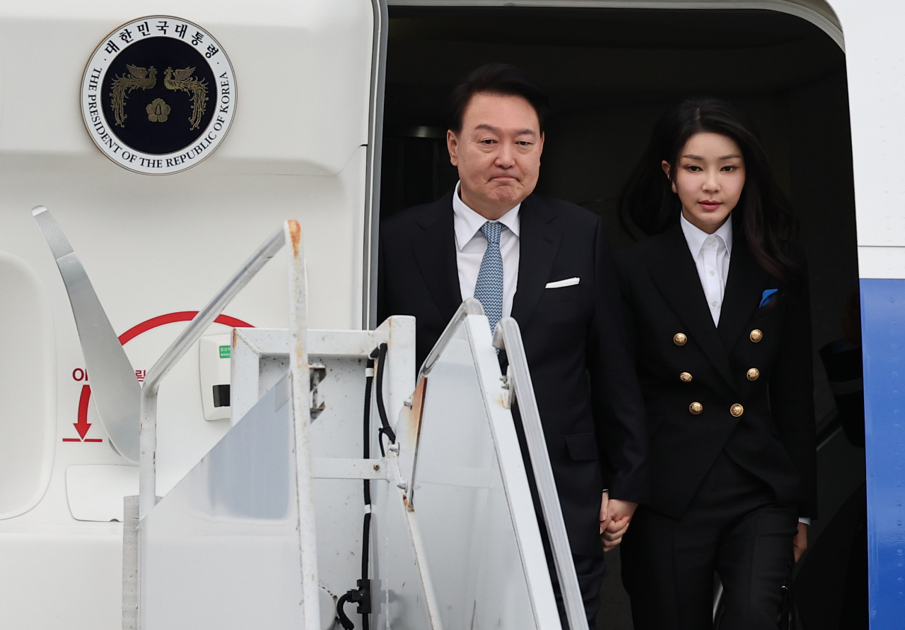 President Yoon Suk Yeol (left) and first lady Kim Keon Hee disembark on Air Force One at the San Francisco International Airport Wednesday morning local time. (Yonhap)