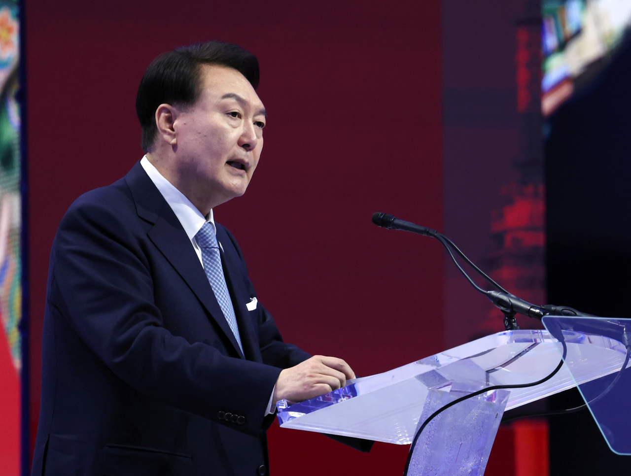 President Yoon Suk Yeol delivers a speech during the APEC CEO Summit in San Francisco on Wednesday local time. (Yonhap)