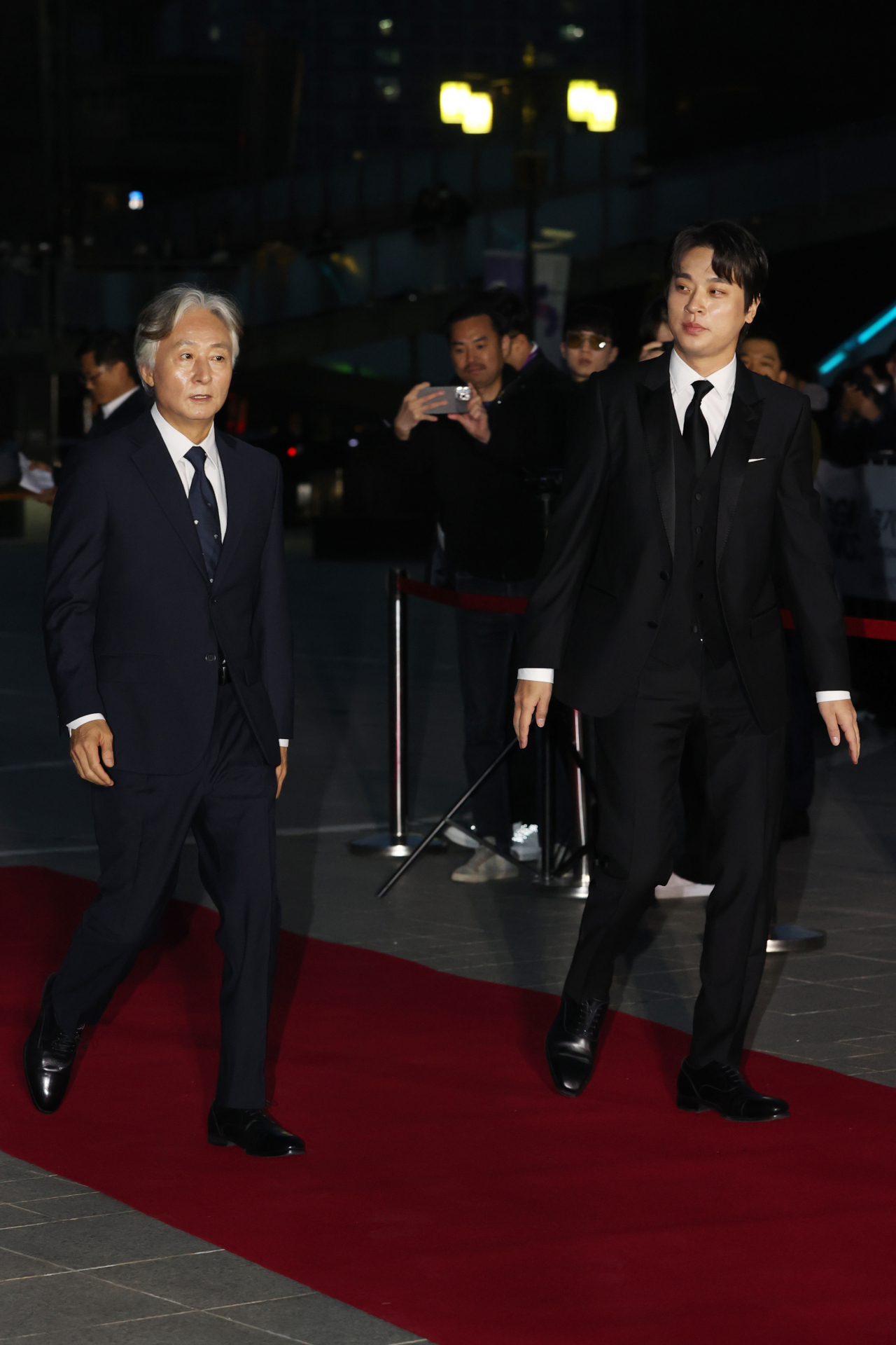 Kim Jong-su (left) and Park Jung-min (right) of “Smugglers” walk the red carpet at the 59th Daejong Film Awards at Gyeonggi Arts Center in Suwon, Gyeonggi Province, Wednesday. (Yonhap)
