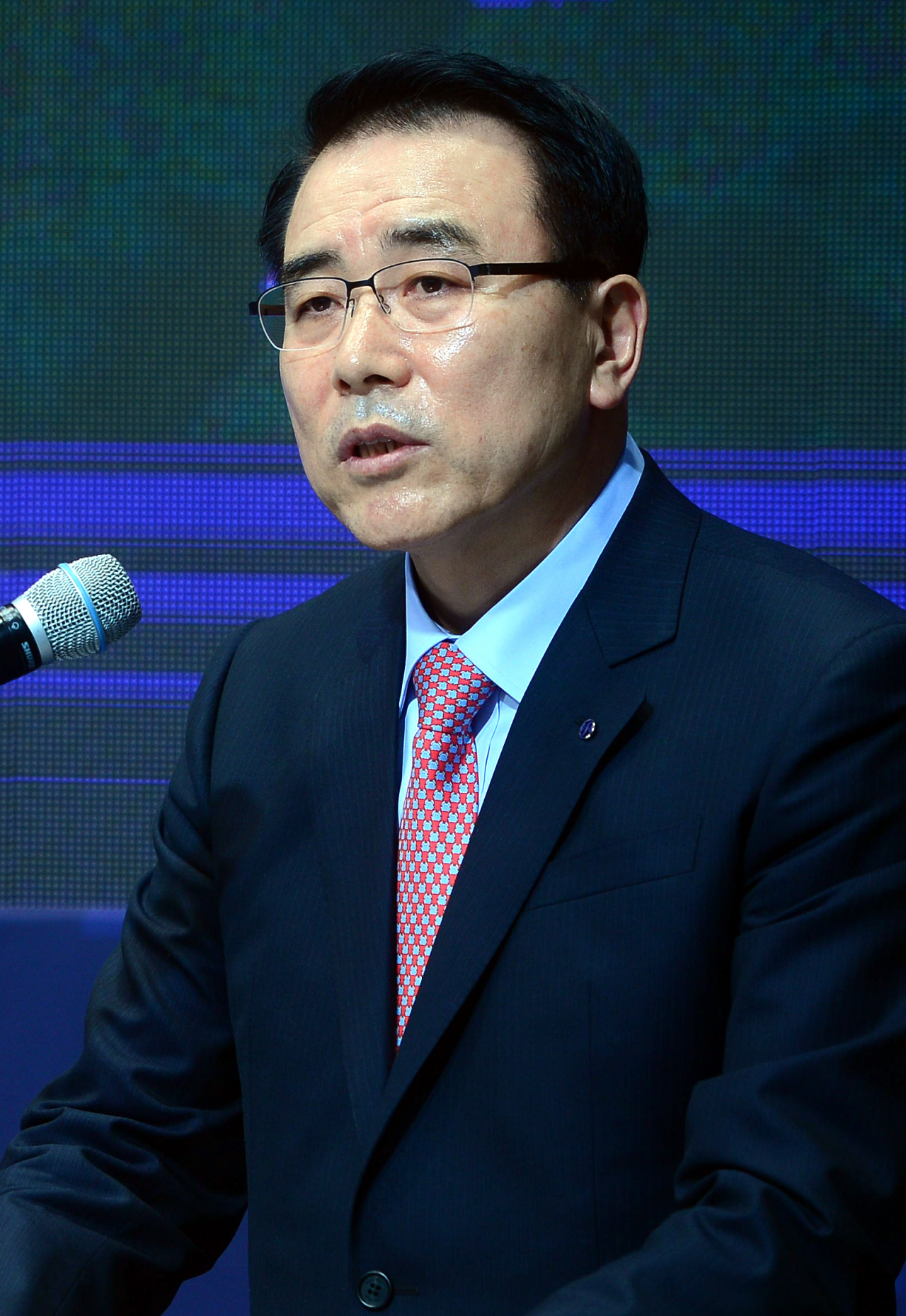 Cho Yong-byoung, the former chairman of Shinhan Financial Group, delivers a speech during the inauguration ceremony for the chairman of Shinhan Financial Group at the bank's headquarters in Seoul in 2017. (Newsis)