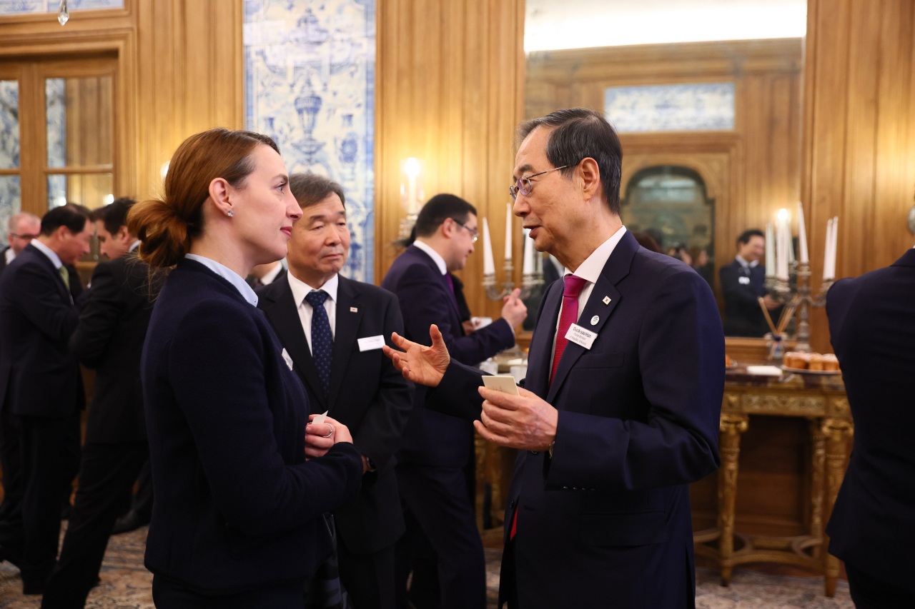 Prime Minister Han Duck-soo speaks with participants at a breakfast networking event hosted by the Korea Chamber of Commerce and Industry in Paris on Tuesday. (Photo courtesy of Prime Minister's office)