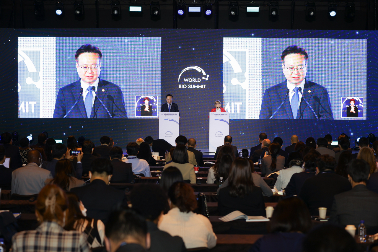 Cho Kyoo-hong, South Korean minister of health and welfare, delivers congratulatory remarks at the World Bio Summit 2022 in Seoul. (The Ministry of Health and Welfare)