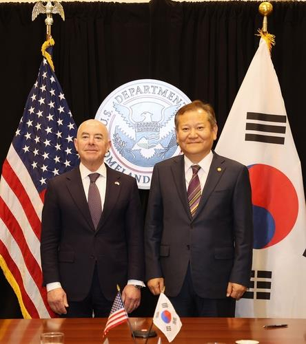 Interior and Safety Minister Lee Sang-min (right) and US Secretary of Homeland Security Alejandro Mayorkas pose ahead of talks in Washington, D.C., on Thursday. (Yonhap)