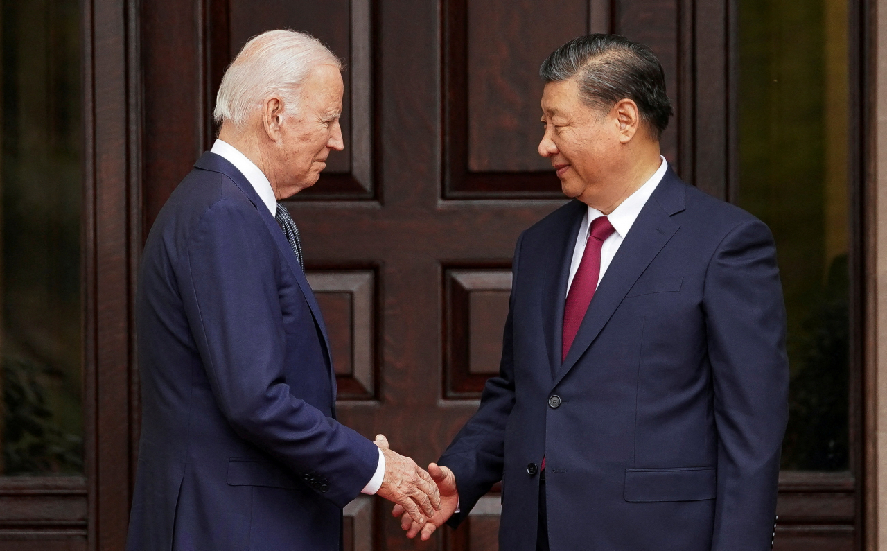 US President Joe Biden shakes hands with Chinese President Xi Jinping at Filoli estate on the sidelines of the Asia-Pacific Economic Cooperation summit, in Woodside, California, US, Wednesday. (Reuters-Yonhap)