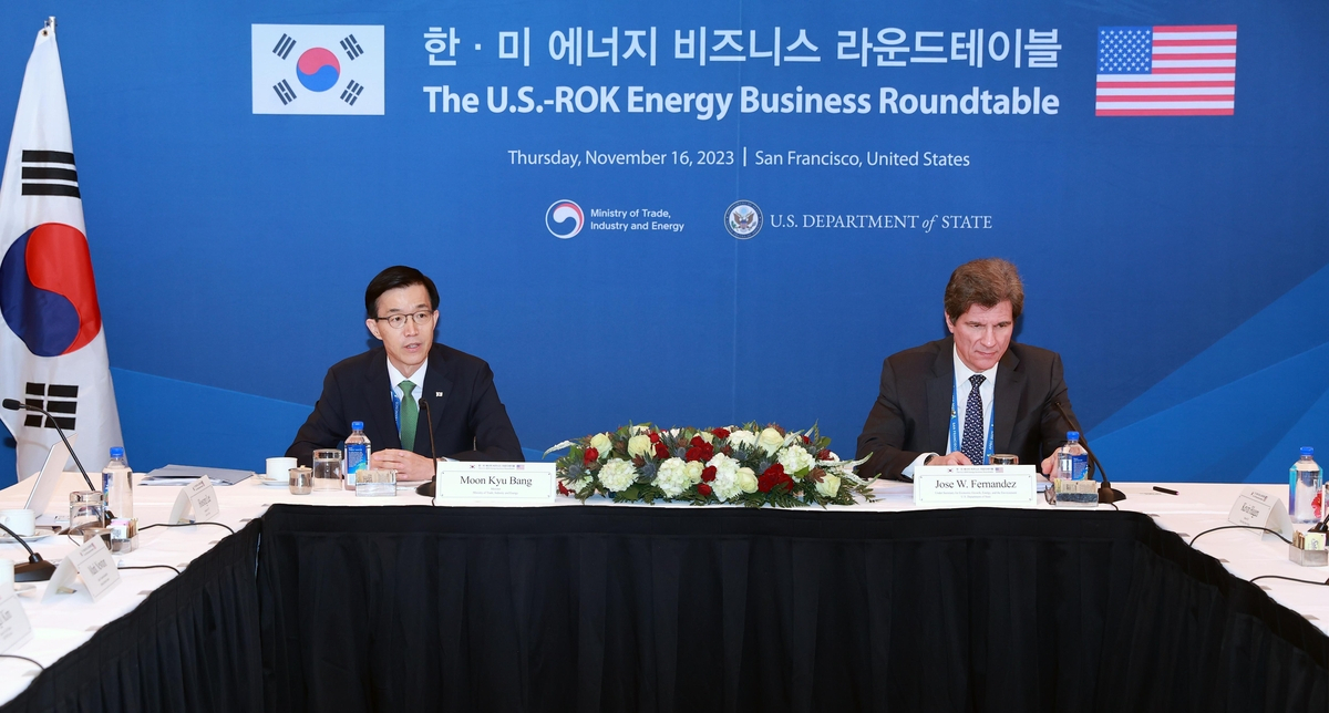 Industry Minister Bang Moon-kyu (left) and Jose Fernandez, U.S. under secretary of state for economic growth, energy and the environment, host an energy business roundtable in San Francisco, the United States, on Thursday. (Yonhap)