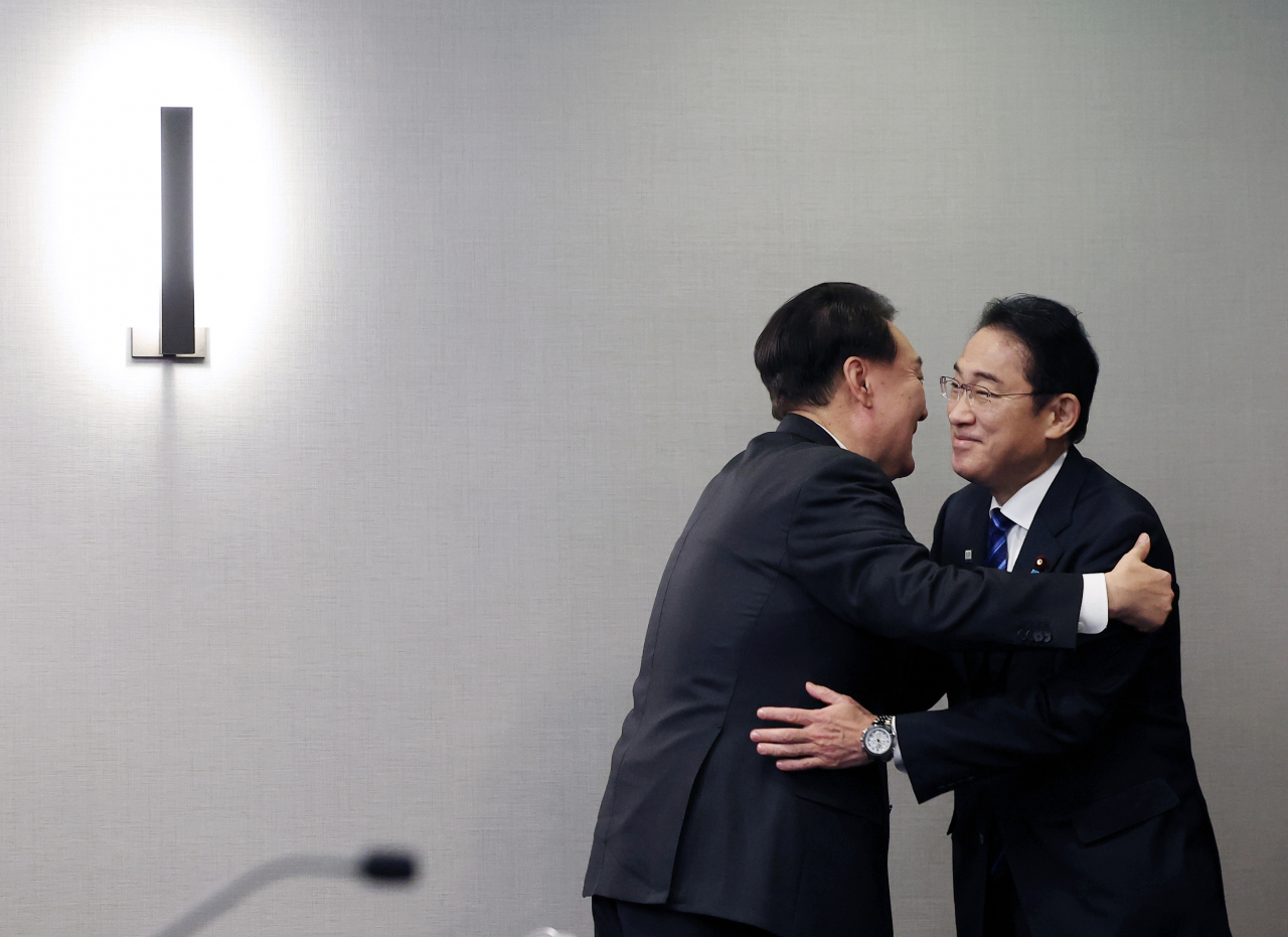 President Yoon Suk Yeol (left) greets Japanese Prime Minister Fumio Kishida ahead of the bilateral talks in San Francisco on Thursday. (Yonhap)