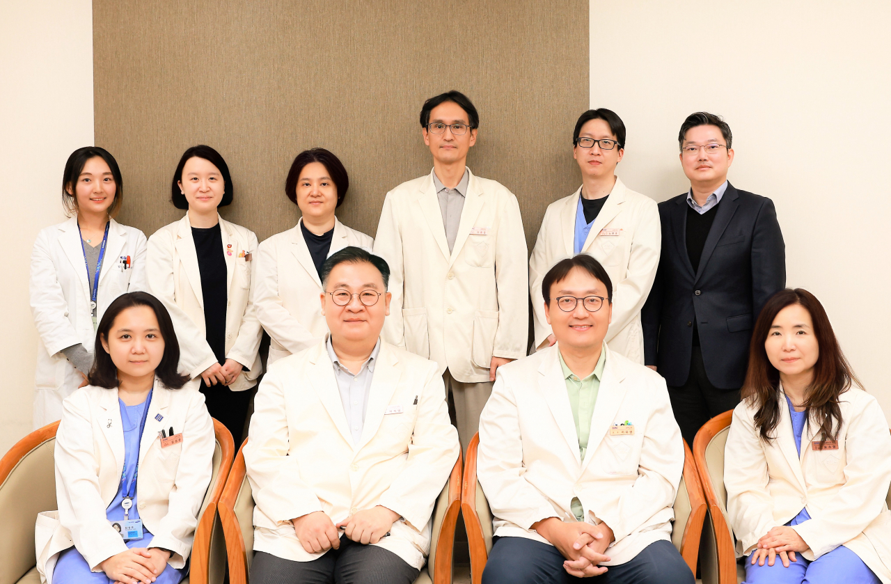 SMC's multidisciplinary uterus transplant team (Yonhap)