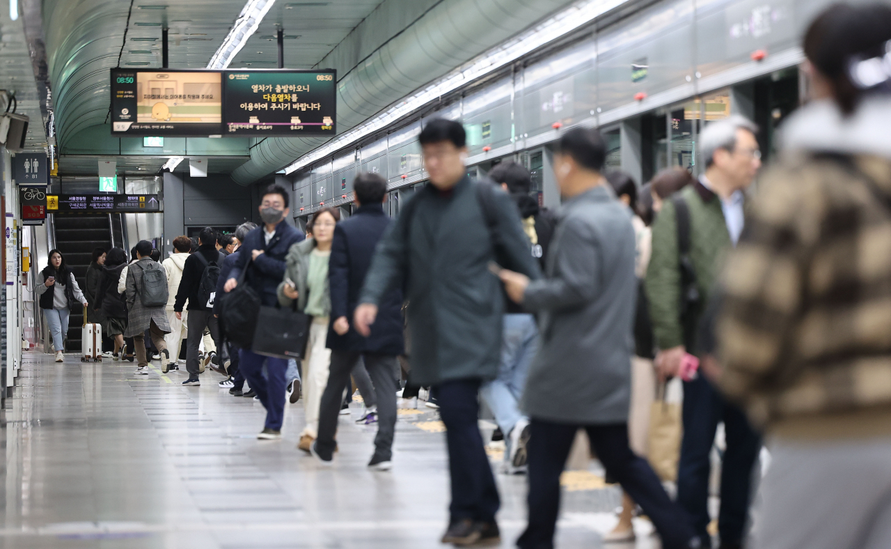 Passengers get off subway trains in Gwanghwamun station on Line No. 5 on Nov. 10. (Yonhap)