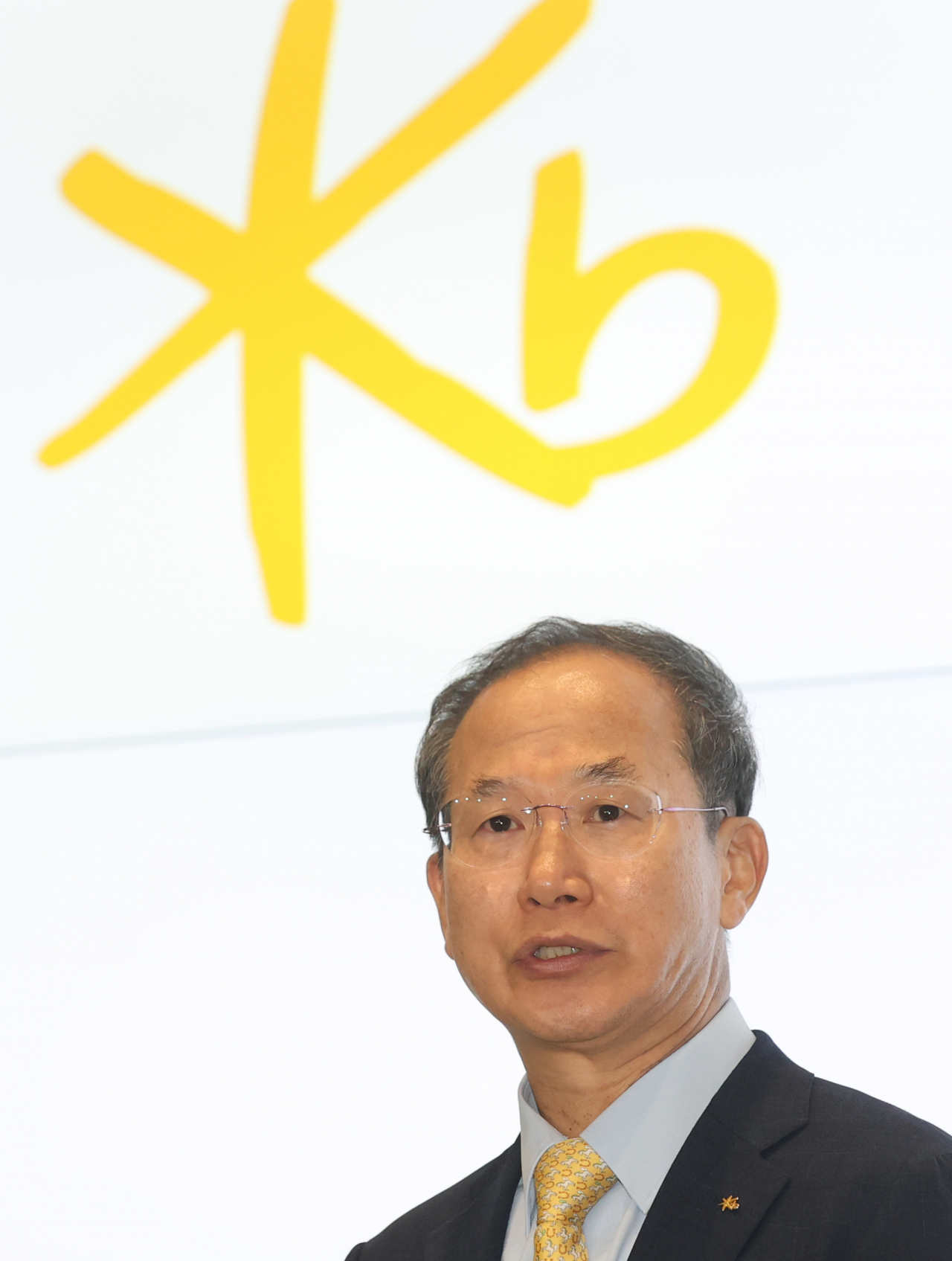Yang Jong-hee, the vice chairman and candidate for the next chairman of KB Financial Group talks to local reporters at the group's headquarters in Seoul on Sept. 11. (Newsis)