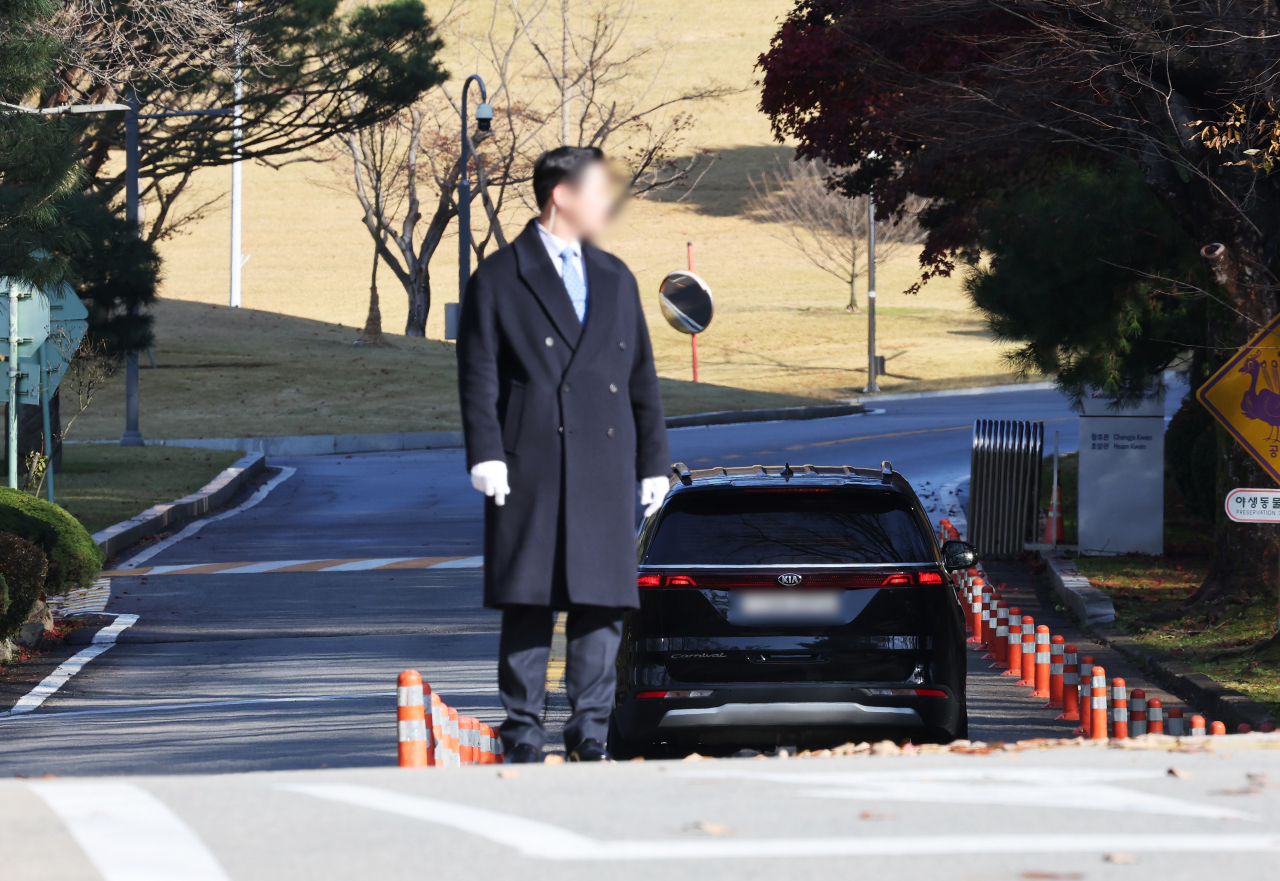 A car is seen near Hoam Art Museum in Yongin, Gyeonggi Province, where the 36th memorial ceremony for the late Samsung founder Lee Byung-chull took place, on Friday. (Yonhap)