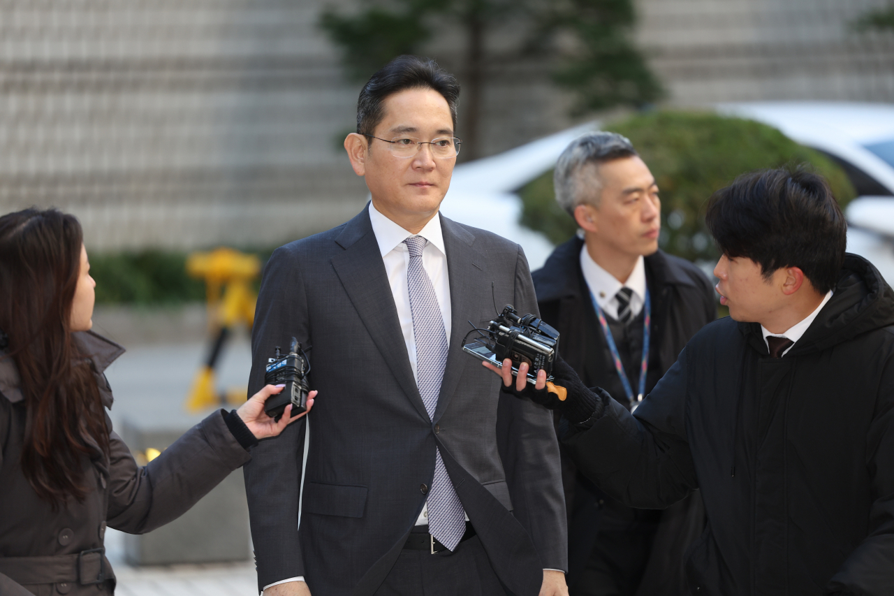 Samsung Electronics Chairman Lee Jae-yong enters the Seoul Central District Court in southern Seoul, for a court hearing concerning the controversial 2015 merger of two Samsung affiliates on Friday. (Yonhap)