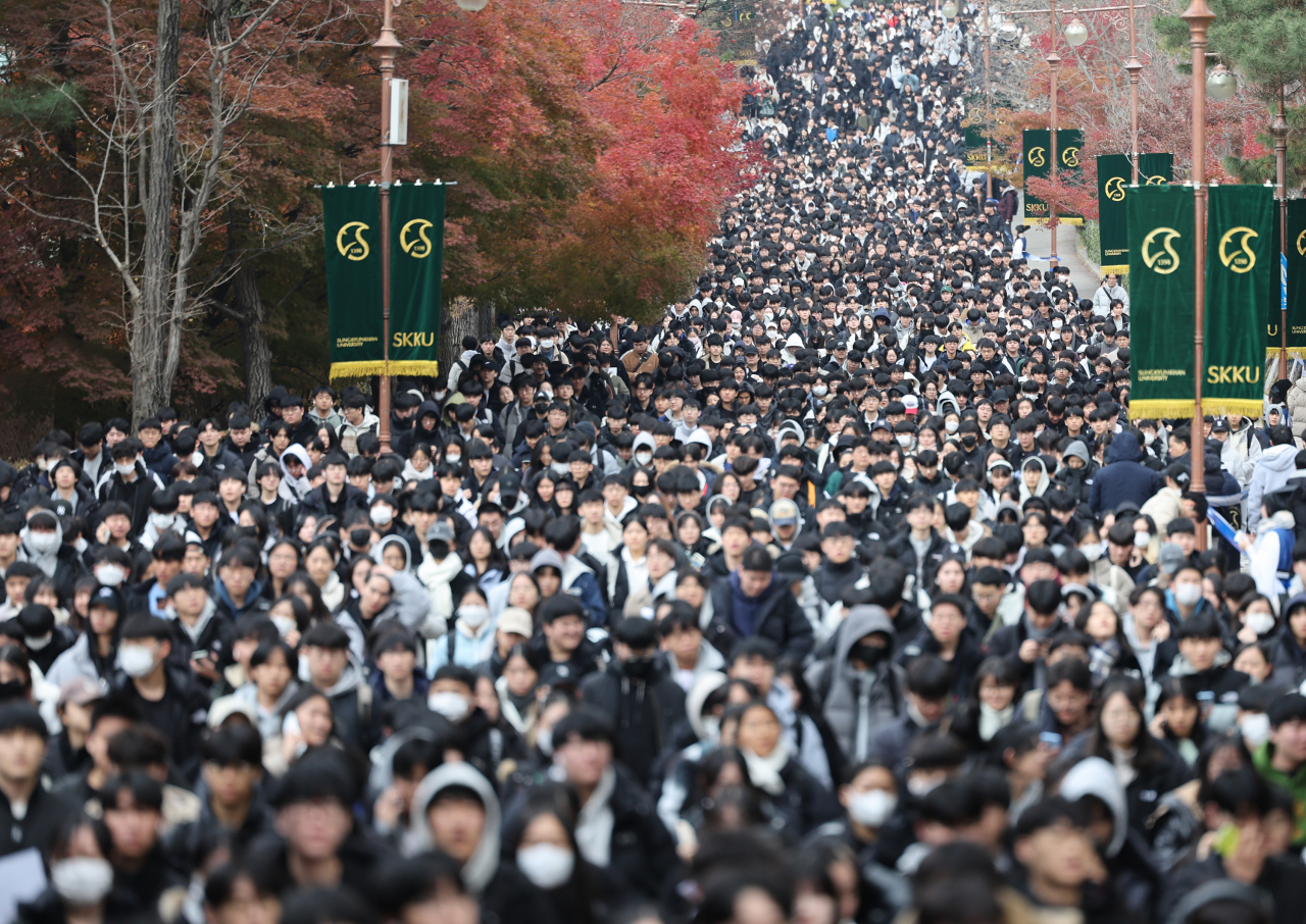High school seniors walk out of Sungkyunkwan University in Jongno-gu, central Seoul, after taking essay tests for admission to the university in 2024, Sunday. The university accepts good essay writers as long as they meet its minimum required Suneung scores. (Yonhap)
