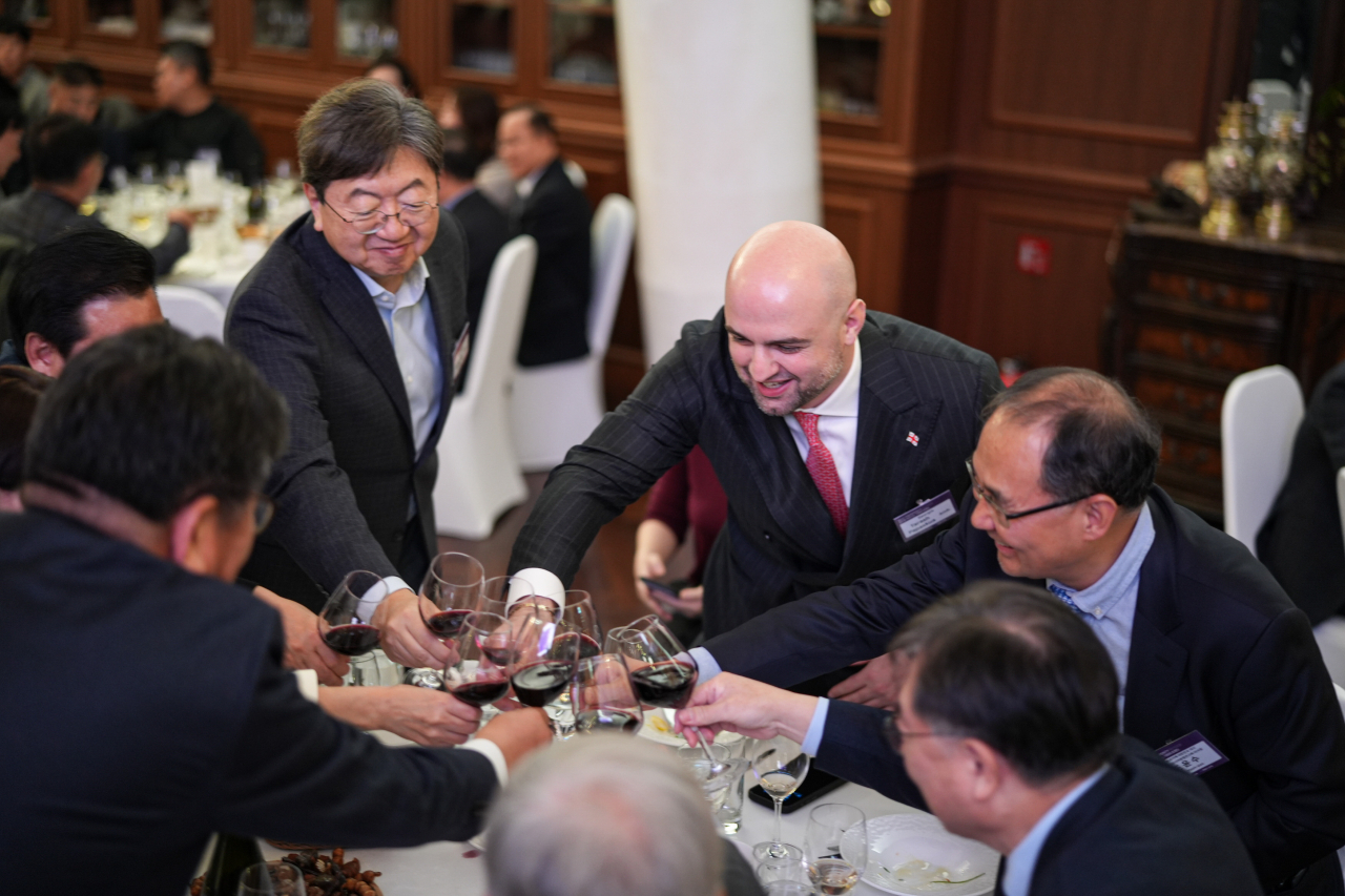 Georgian Ambassador to Korea Tarash Papaskua proposes a toast to VIPs and CEOs attending the Global Biz Forum at Sebitseom in Seoul on Wednesday. About 100 Korean CEOs participated in the forum. ( Heo Tae-Seung)