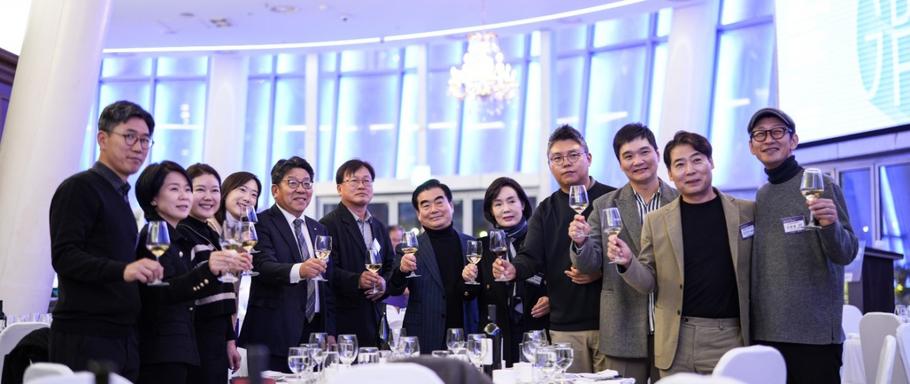 Attendees pose for a group photo proposing a toast at the Global Biz Forum hosted by The Korea Herald at Sebitseom in Seoul on Wednesday. About 100 Korean CEOs participated in the forum. ( Heo Tae-Seung)