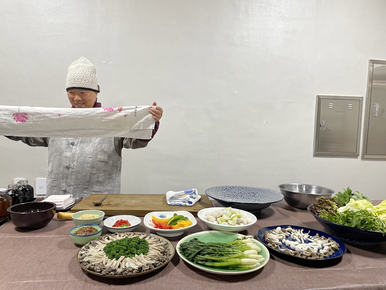 Ven. Jeong Kwan prepares a meal at her cooking studio at Baekyangsa, on Nov. 10. (Park Ga-young/The Korea Herald)