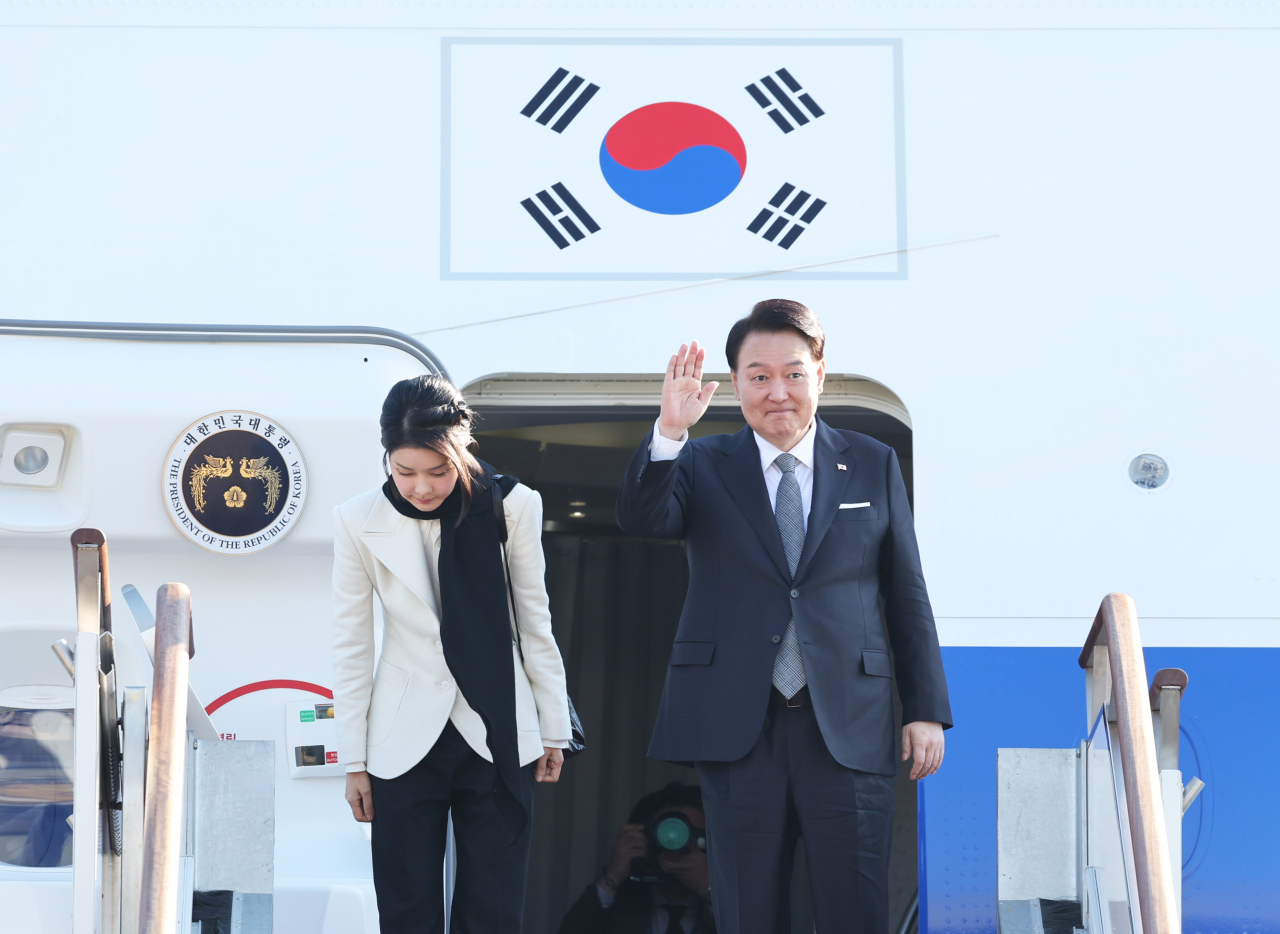 President Yoon Suk Yeol and first lady Kim Keon Hee pose for a photo as they embark on Air Force One for state visits to the United Kingdom on Monday, at Seoul Air Base in Seongnam, Gyeonggi Province. (Yonhap)
