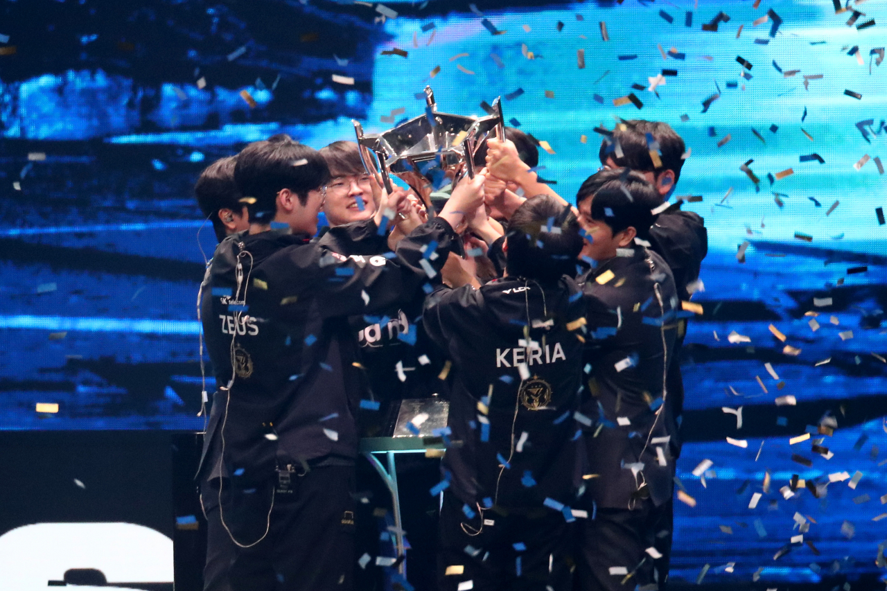 Esports giant T1 hoists the Summoner's Cup after a 3-0 victory over Weibo Gaming in the League of Legends World Championship Finals on Sunday at Gocheok Sky Dome in Guro-gu, southern Seoul. (Yonhap)