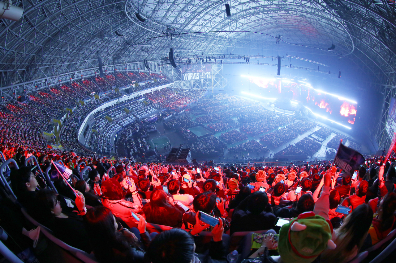 Almost 18,000 esports fans cheer on T1 and Weibo Gaming at this year's League of Legend World Championship Finals at Gocheok Sky Dome in southern Seoul. (Yonhap)