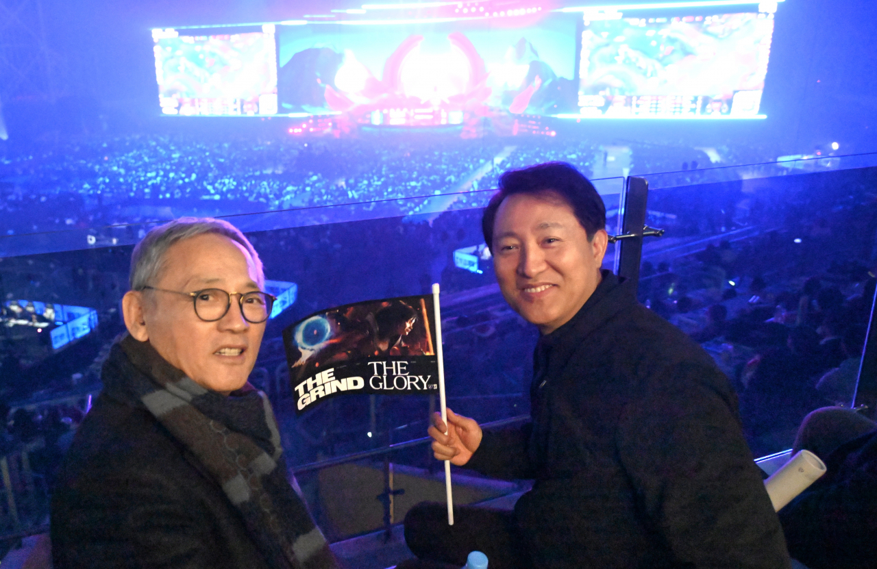 Culture Minister Yu In-chon (left) and Seoul Mayor Oh Se-hoon visit the League of Legends World Championship Finals on Sunday. (Seoul Metropolitan Government)