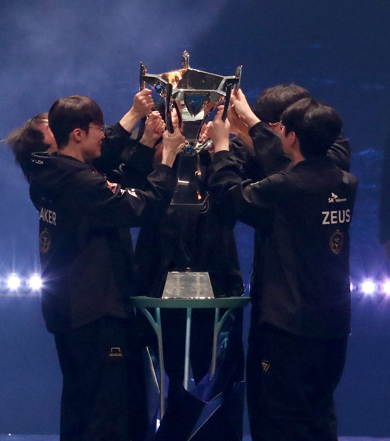 Members of SK Telecom's T1 raise a trophy after winning the 2023 League of Legends World Championship in Gwanghwamun, central Seoul, Sunday (Yonhap)