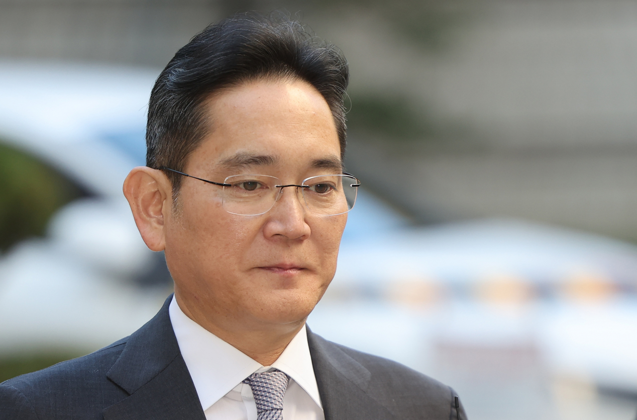 Samsung Electronics Chairman Lee Jae-yong enters the Seoul Central District Court in southern Seoul, for a final court hearing concerning the controversial 2015 merger of two Samsung affiliates, Friday. (Yonhap)