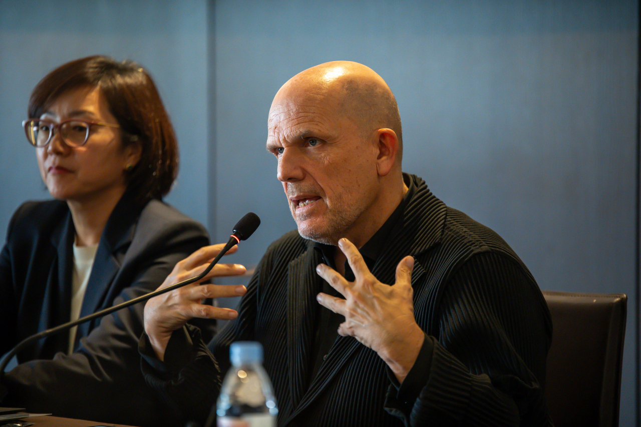 Jaap van Zweden, the new music director of the Seoul Philharmonic Orchestra, (right) talks during a press conference held at The Plaza Seoul in Jung-gu, central Seoul on Monday. (SPO)