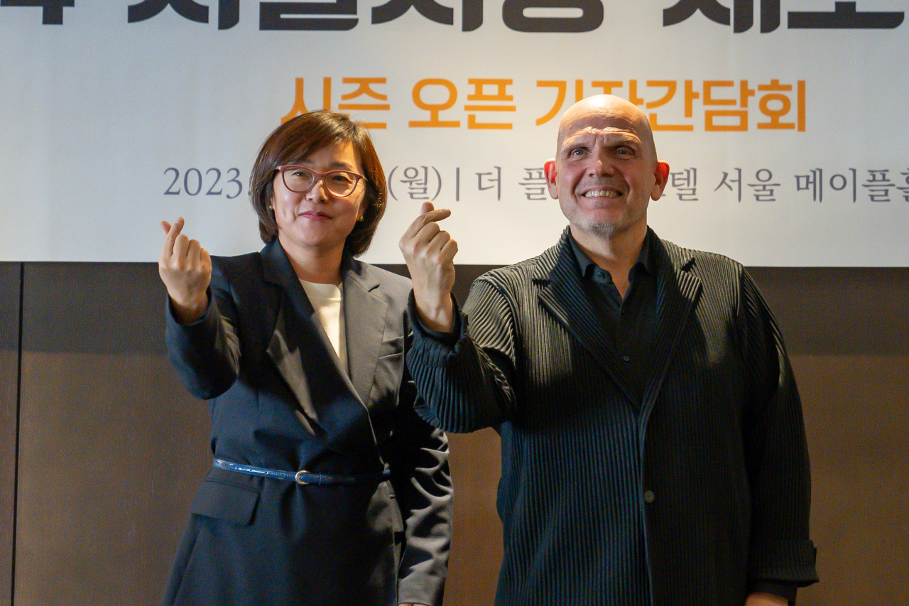 Jaap van Zweden, the new music director of the Seoul Philharmonic Orchestra, (right) and SPO CEO Son Eun-kyung pose for photos during a press conference held at The Plaza Seoul in Jung-gu, central Seoul on Monday. (SPO)