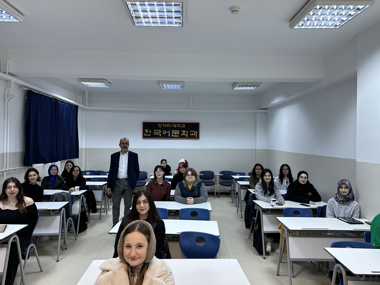 Mahmut Ertan Gokmen (standing), the head of Ankara University’s Department of Korean Language and Literature, poses for a picture with his students. (Ankara University)