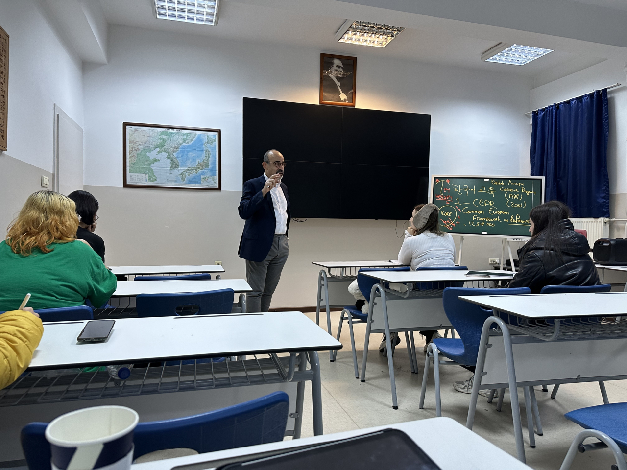 Mahmut Ertan Gokmen, the head of Ankara University’s Department of Korean Language and Literature, teaches a Korean language class. (Ankara University)