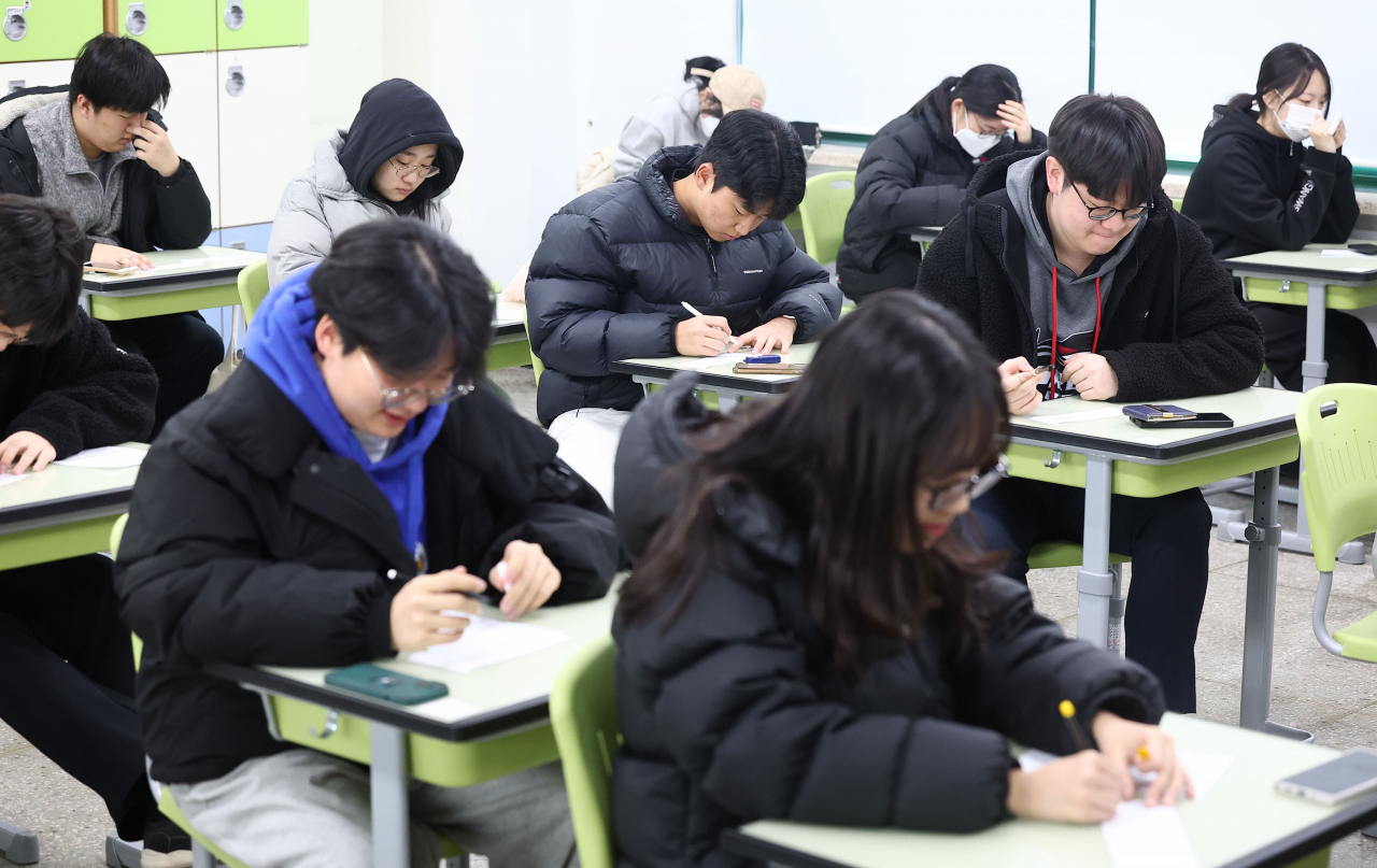 High school senior students at a school in Seoul (Yonhap)