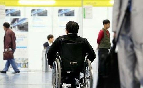 A man uses a wheelchair to get around a hospital. (Yonhap)